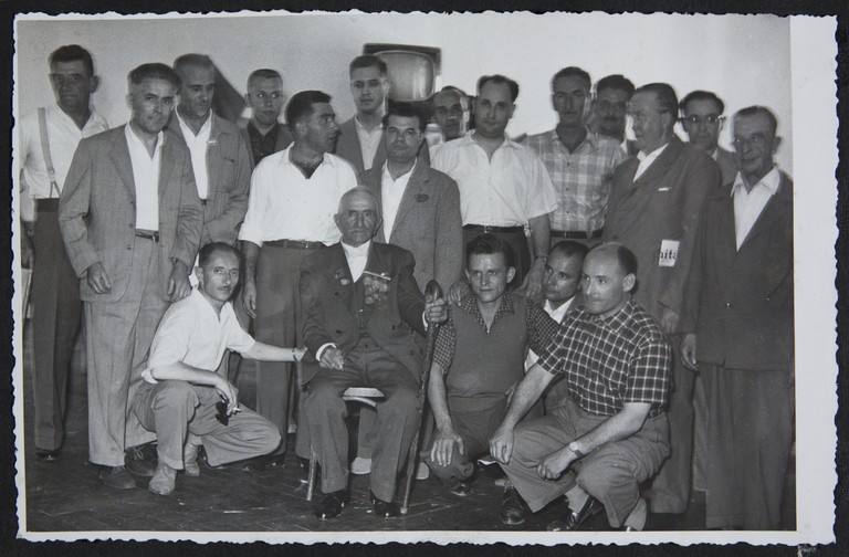 Trieste, luglio 1956, A.N.P.I. provinciale, ospiti in posa per una foto ricordo con Alcide Cervi